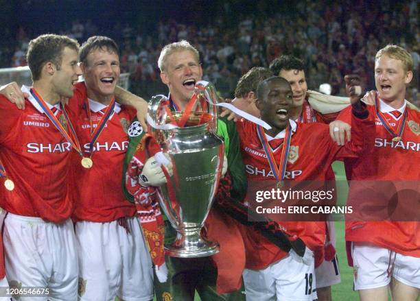 Players of Manchester United jubilate with the trophee after winning the final of the soccer Champions League against Bayern Munich, 26 May 1999 at...