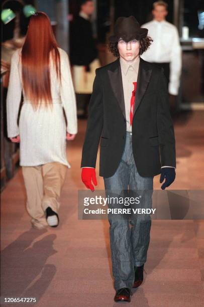 Un mannequin du styliste Dries Van Noten présente une veste en lainage noir su un pantalon en soie grise, le 27 janvier à Paris, dans le cadre des...