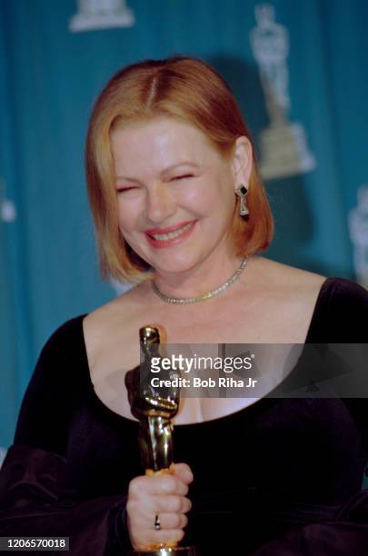 Diane Wiest, Best Supporting Actress Winner backstage at the Shrine Auditorium during the 67th Annual Academy Awards, March 27,1995 in Los Angeles,...