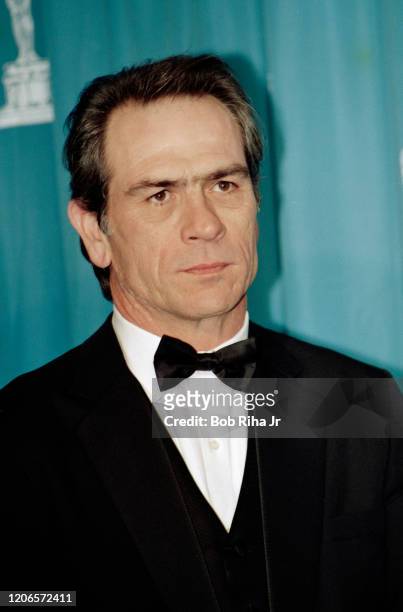 Tommy Lee Jones backstage at the Shrine Auditorium during the 67th Annual Academy Awards, March 27,1995 in Los Angeles, California.