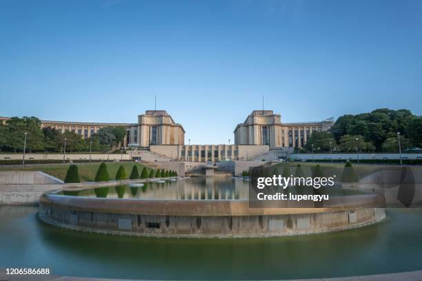 fountain in trocadero,paris - quartier du trocadéro stock pictures, royalty-free photos & images