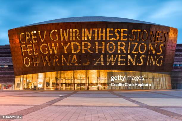 wales millennium centre, cardiff, gales, reino unido - cardiff fotografías e imágenes de stock