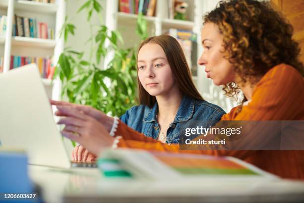 zesde vorm student met leraar - trainer stockfoto's en -beelden