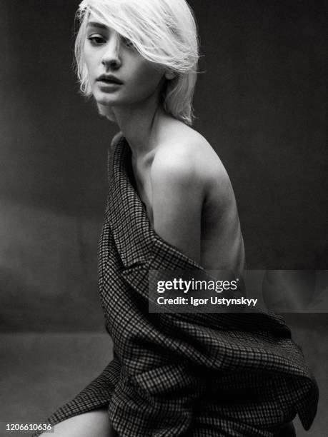 portrait of young pensive woman with short hair - anorexic model photos et images de collection