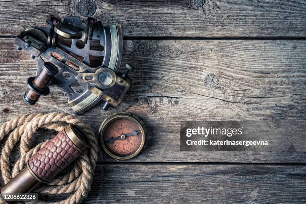nautische ausrüstung auf dem holzhintergrund, hoch oben - nautische ausrüstung stock-fotos und bilder