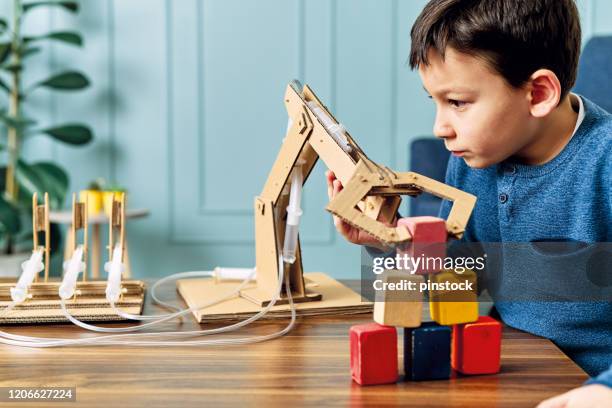 Child Inventing Robotics Inventor Photos and Premium High Res Pictures - Getty Images