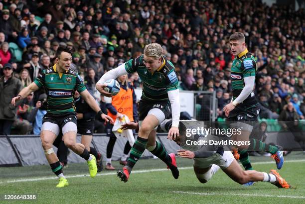 Harry Mallinder of Northampton Saints beats Charles Piutau of Bristol Bears to score his sides first try during the Gallagher Premiership Rugby match...