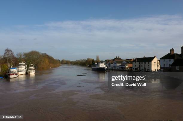 upton upon severn, worcestershire, uk.02.16.2020.. flood waters and debris on the river severn from storm dennis. - severn river stock pictures, royalty-free photos & images