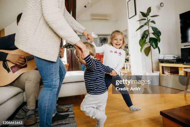 junge familie tanzt zusammen - baby dancing stock-fotos und bilder