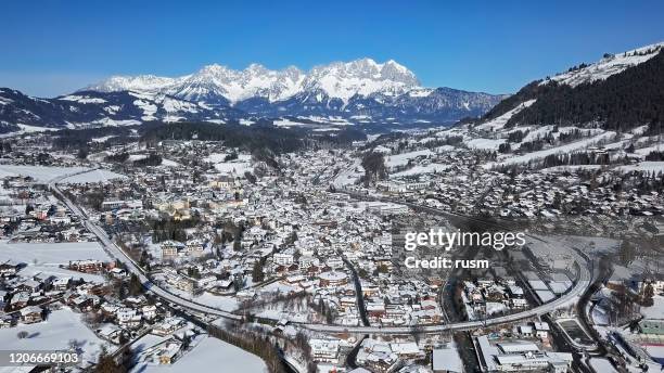 luchtfoto van skigebied kitzbuhel, tirol, oostenrijk. - kitzbühel stockfoto's en -beelden