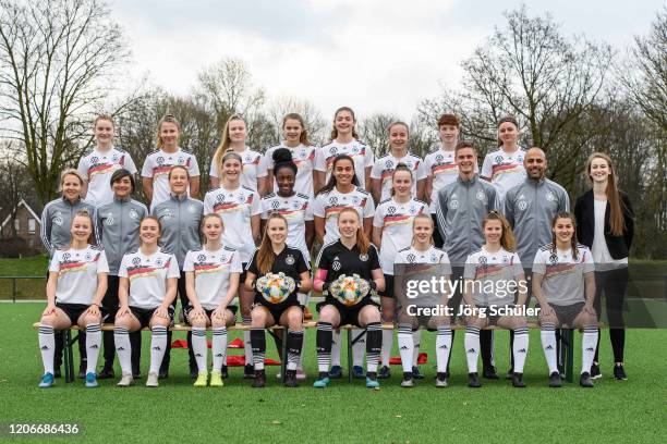 Front L-R Mia Büchele, Lisanne Gräwe, Muriel Kroflin, Julia Matuszek, Laura Dick, Nina Zimmer, Sarah Mattner-Trembleau und Carlotta Wamser; Mid L-R...