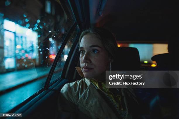 vrouw die van een taxirit tijdens nacht geniet - taxi van stockfoto's en -beelden