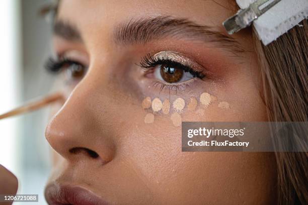 attività di cura della pelle - concealer foto e immagini stock