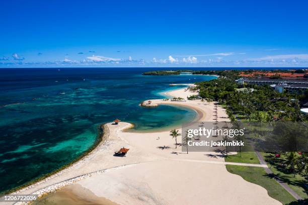 dronemening van strandkustlijn nusa dua in zuiden bali - bali stockfoto's en -beelden