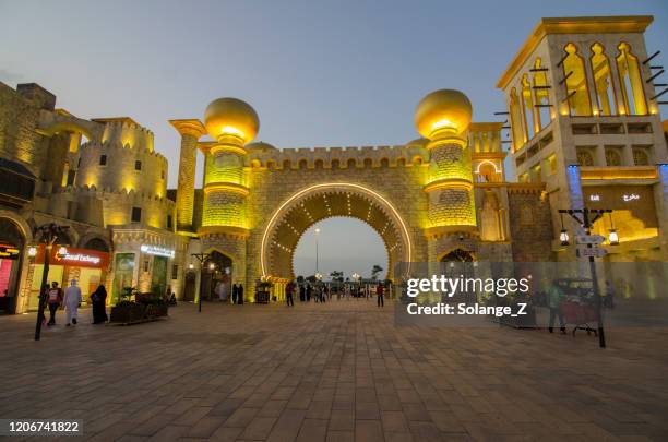 villaggio globale di dubai - villaggio globale foto e immagini stock