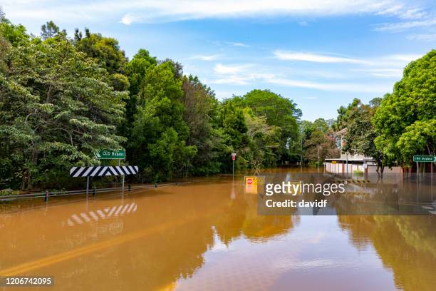 flood sign under water in the lismore cbd - new south wales stock pictures, royalty-free photos & images