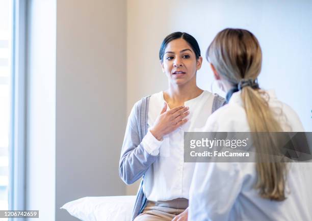 femme avec une gorge endolorie à la photo de stock de médecins - adult patient with doctor and stethoscope photos et images de collection