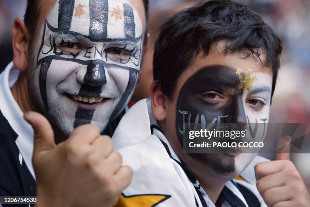 Juventus supporters thumb up before the European Champions League Final match against Milan AC at Old Trafford Stadium, 28 May 2003 in Manchester....