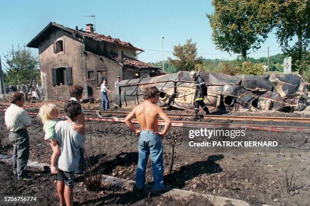 Photo datée du 09 septembre 1997 d'habitants de Port-Sainte-Foy observant le travail des secours sur le lieu de la collision entre un autorail et un...