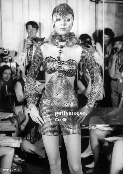 Un mannequin présente le 28 juillet 1969 à Paris un ensemble bermuda en métal aluminium, appelé "cosmonaute", soutenu par un gros collier d'acier, la...