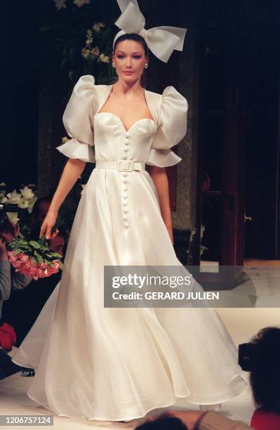 Italian supermodel Carla Bruni Tedeschi presents January 18, 1994 in Paris a wedding dress by Givenchy during his 1994-1995 Spring/Summer show. Carla...