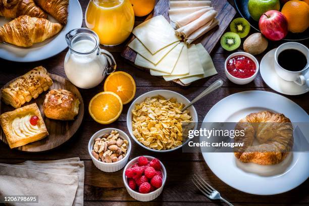 mesa de desayuno - buffet fotografías e imágenes de stock