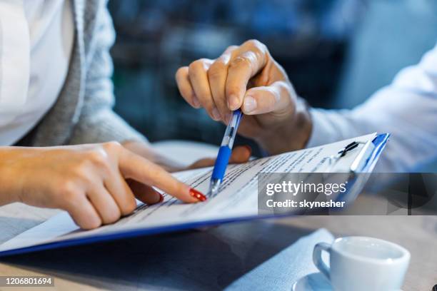 ¡firme aquí! - contrato de alquiler fotografías e imágenes de stock