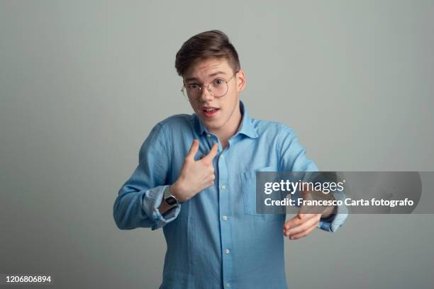 young man gives explanations - explaining stockfoto's en -beelden