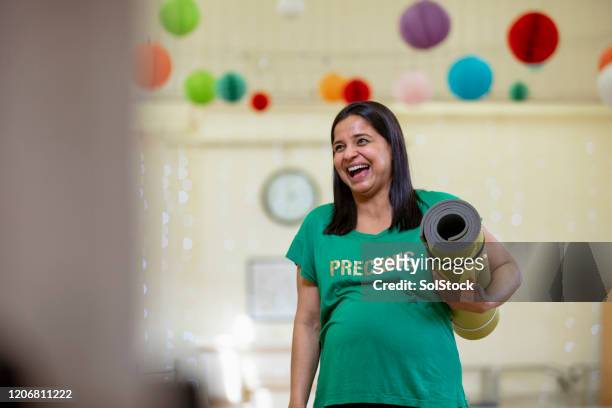 glücklicher yogalehrer im hellen raum - teacher studio portrait stock-fotos und bilder