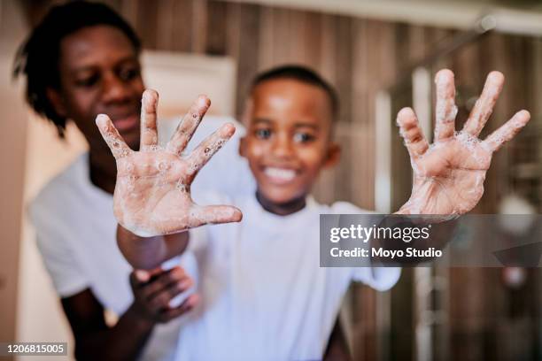 zo maken we onze handen schoon. - child washing hands stockfoto's en -beelden