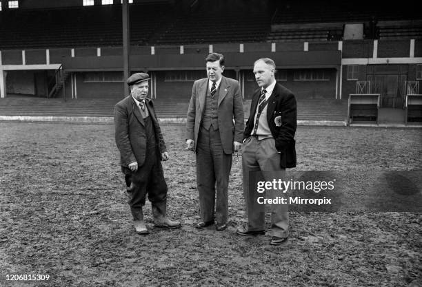 Huddersfield Town manager Bill Shankly during a training session at the club's ground, 30th April 1959.