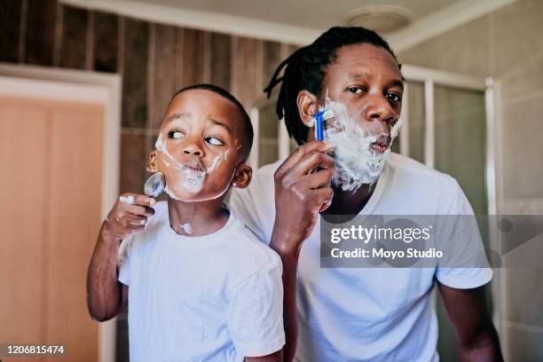 seht, ich bin wie ihr papa - shaving stock-fotos und bilder