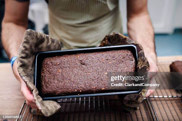 vers gebakken roggebrood net uit de oven. - roggebrood stockfoto's en -beelden