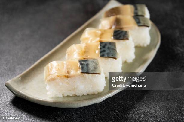 geperste sushi met saba makreel - saba sushi stockfoto's en -beelden