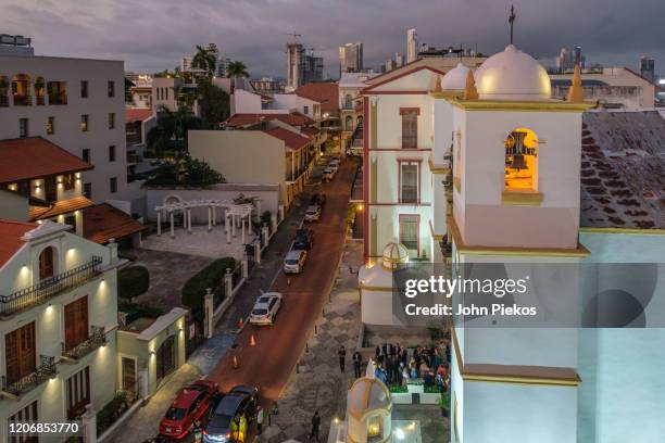 looking up the city street calle 10 este in casco viejo, panama - february 1, 2020 - panamá fotografías e imágenes de stock
