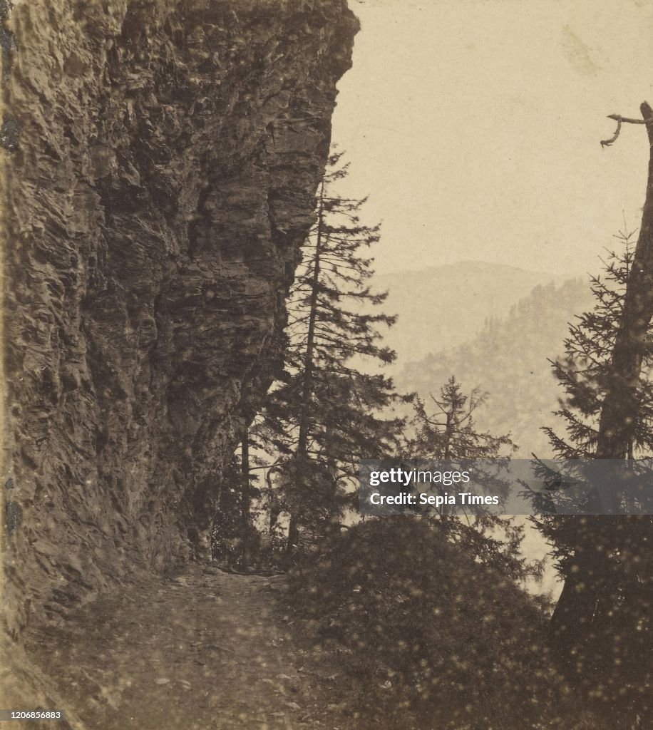 Canton des Grisons. Vallee de l'Albula. Chemin taille dans le roc au defile de Schyn.