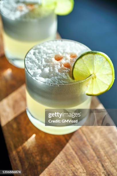 pisco sour - pisco sour stockfoto's en -beelden