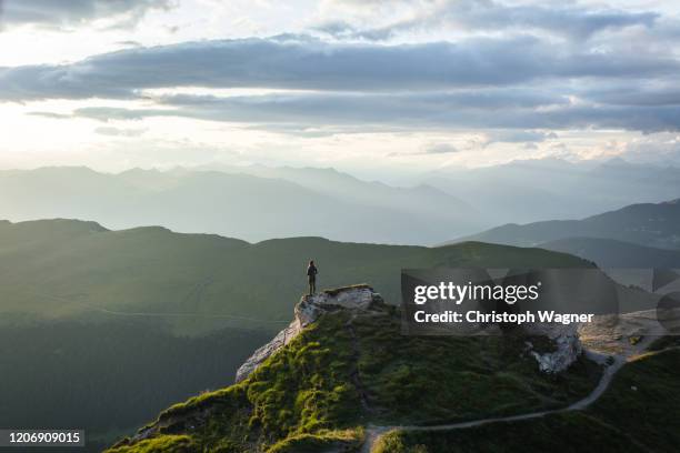 bayerische alpen - garmisch partenkirchen - mountain woman ストックフォトと画像