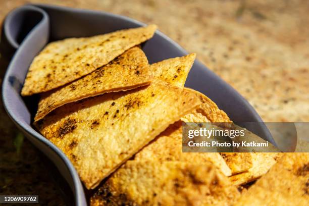homemade pita chips in ceramic bowl - nachos - fotografias e filmes do acervo