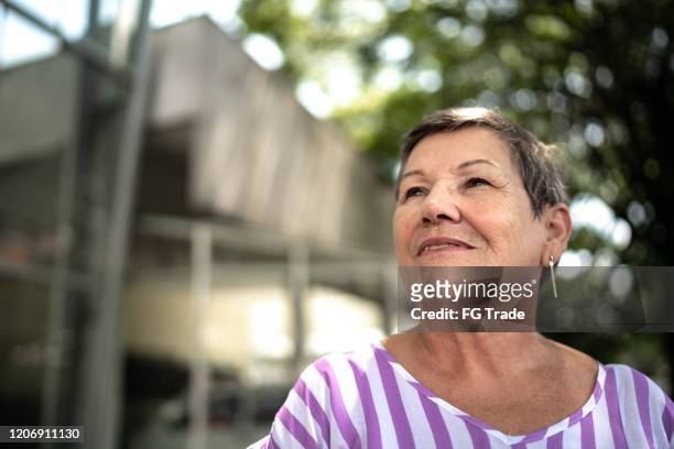 seniorin schaut im freien weg - hoffnung stock-fotos und bilder