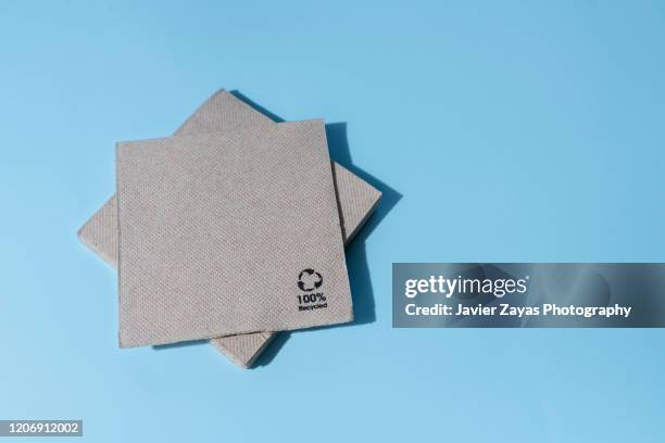 stack of recycled paper napkin - 餐巾 個照片及圖片檔