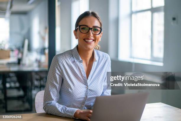 geschäftsfrau, die am computer im büro arbeitet. - secretary stock-fotos und bilder