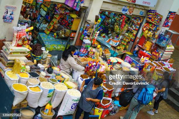 top utsikt över kiosk med spannmål och andra husbruk artiklar på farmers market i cuenca, ecuador - cuenca ecuador bildbanksfoton och bilder