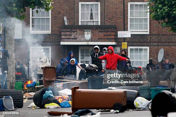 Rioters organise the construction of barricades in Goulton Road in Hackney on August 8, 2011 in London, England. Pockets of rioting and looting...