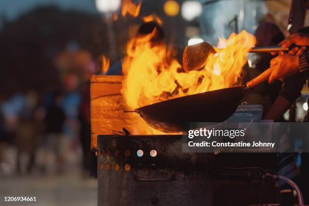 frying pan in burning flames - wok stockfoto's en -beelden