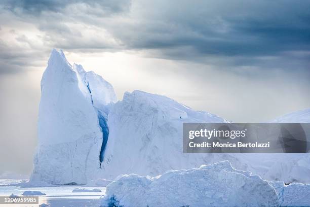 beautiful iceberg in greenland - fiorde de gelo de ilulissat imagens e fotografias de stock