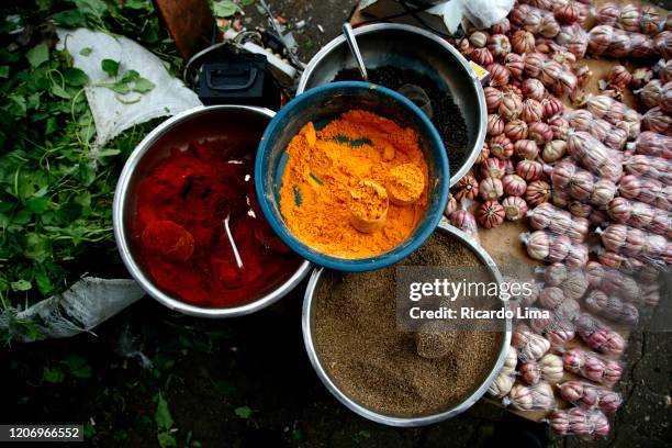 bowls with amazonian spices exposed for sale in ver-o-peso market, belem, brazil - artfremd stock-fotos und bilder