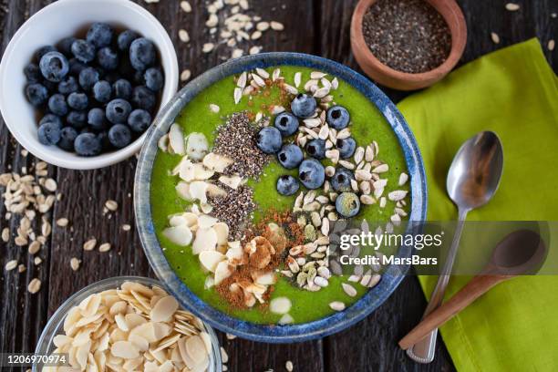 tazón de batido verde con almendras, arándanos, chía y semillas de girasol - smoothie bowl fotografías e imágenes de stock