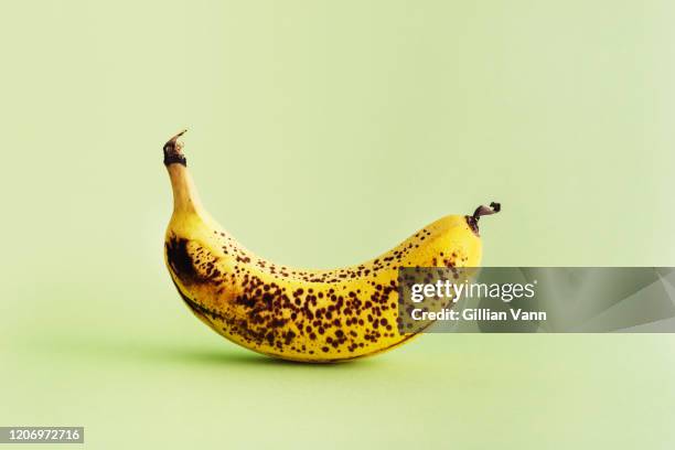 old banana - ripe stock-fotos und bilder