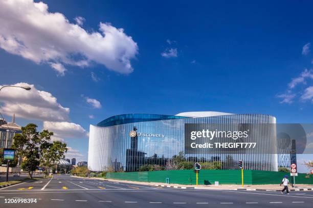 discovery head offices a modern green building in sandton city - sandton cbd stock pictures, royalty-free photos & images